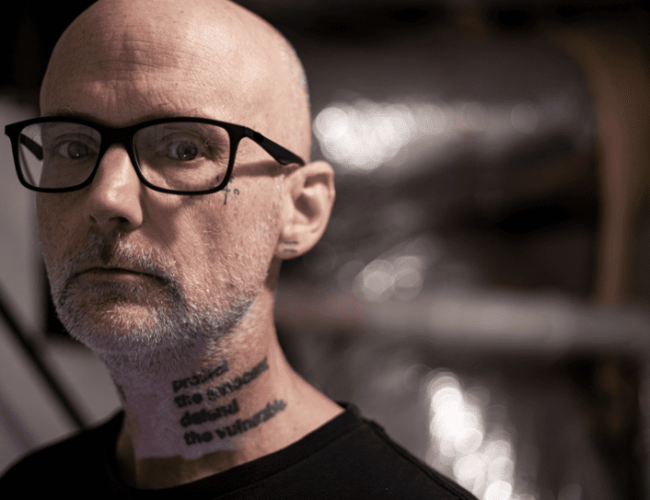 Moby faz tour de “Play” após 10 anos longe dos palcos, com 100% da renda revertida à causa animal, e lança clipe do próximo álbum